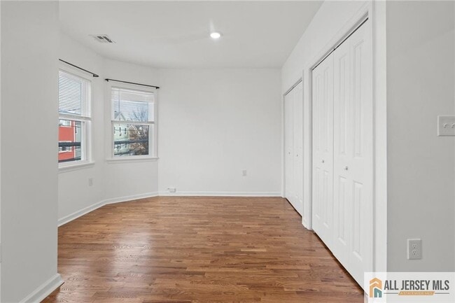 Building Photo - 362 1/2-362 New St