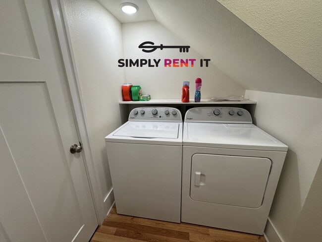 Building Photo - Renovated 2 Bedroom, 2 Bathroom on Campus!