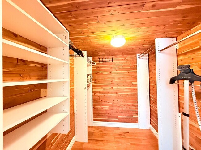 Building Photo - Sophisticated Bright & Spacious Furnished ...