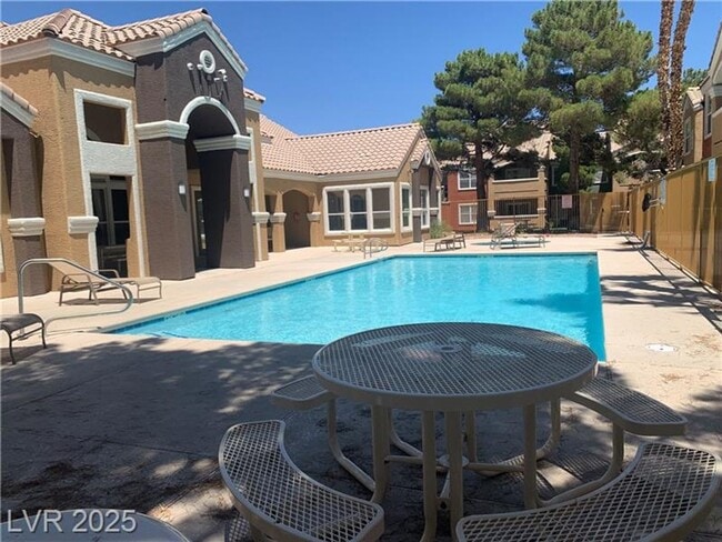 Building Photo - Wonderful Condo!