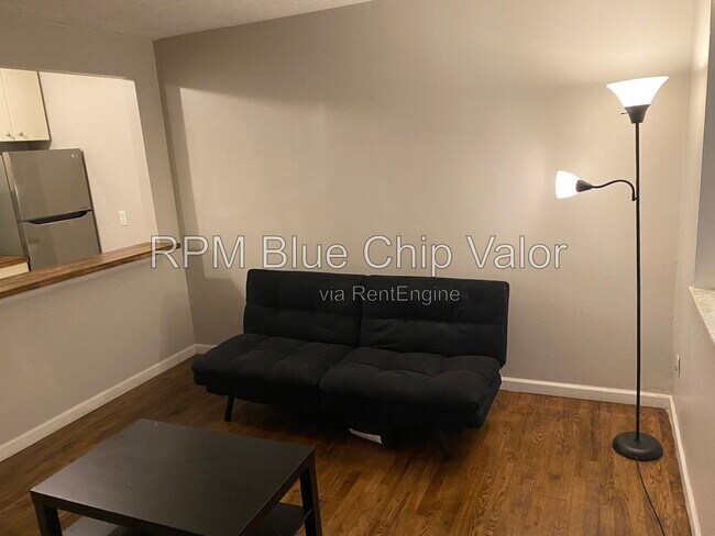 Building Photo - 2118 Kemper Ln