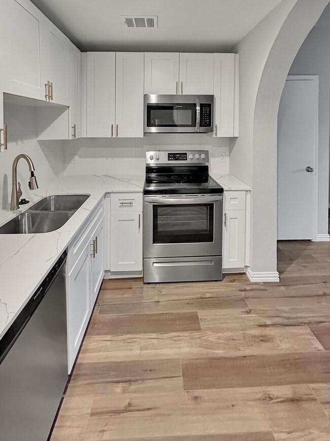 Building Photo - $300 off 1st Month’s Rent!!!!! Beautifully...