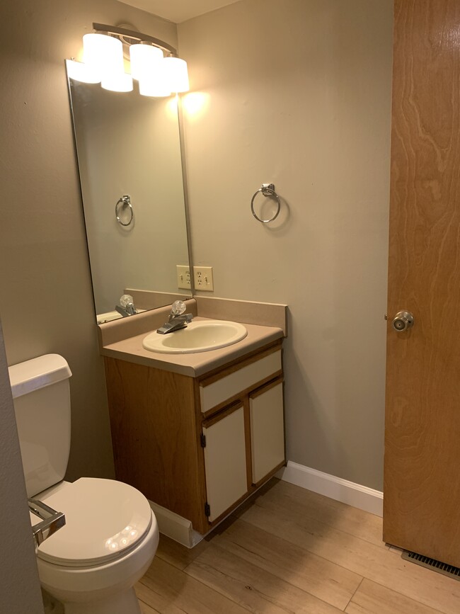 Full Bathroom Upstairs - 601 W Benton St