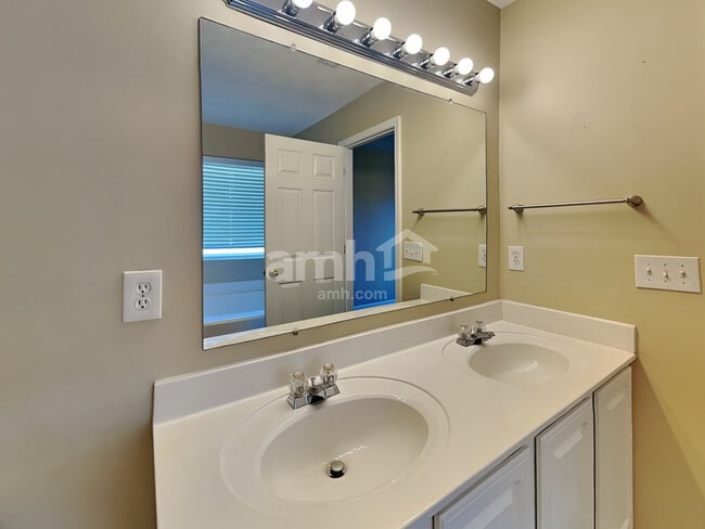 Building Photo - 2853 Park Knoll Dr