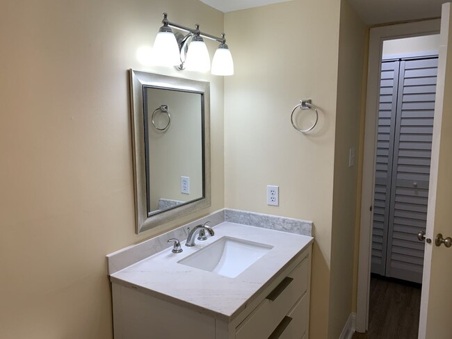 Building Photo - 5800 Falls of Neuse "B", 2-bd, 2-ba condo,...