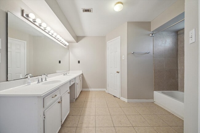 Building Photo - 5019 Oak Shadows Dr