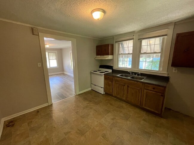 Building Photo - Freshly painted 2 bedroom 1 bath house- Pet Friendly!