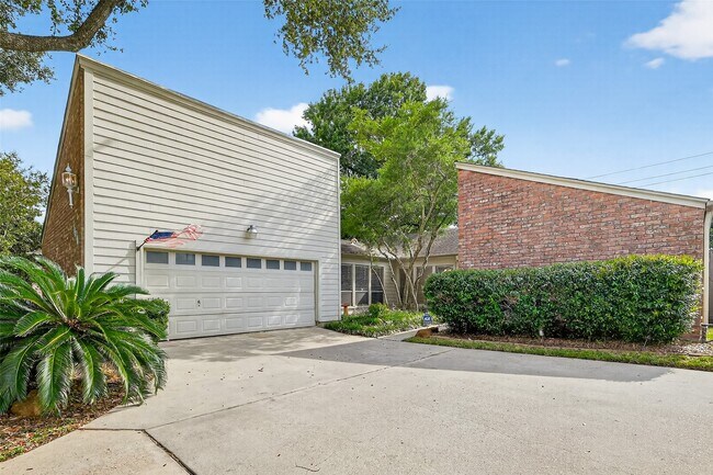Building Photo - 1414 S Kirkwood Rd