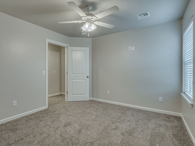 Building Photo - Very Nice 4 Bedroom 2 Bath Duplex in Oakdale Schools - Lawn Care Included