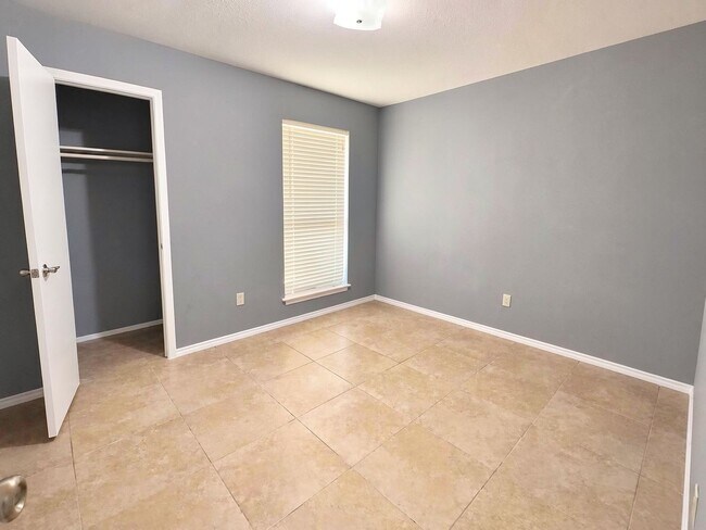 Building Photo - 915 Lemontree Dr