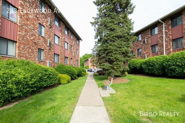 Building Photo - 2 Bedroom Apartment in Pittsburgh! Great L...