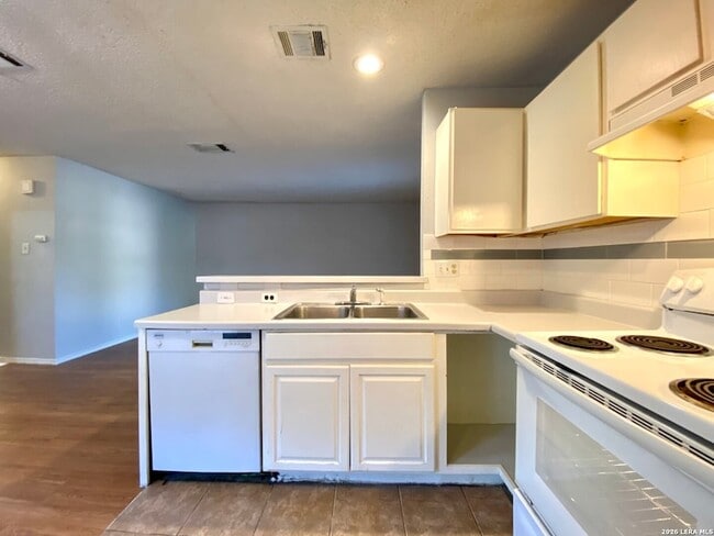 Building Photo - 5225 Meadow Field