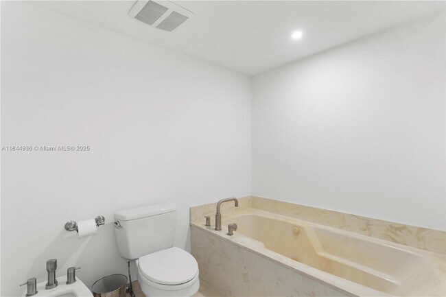 Building Photo - 520 Brickell Key Dr