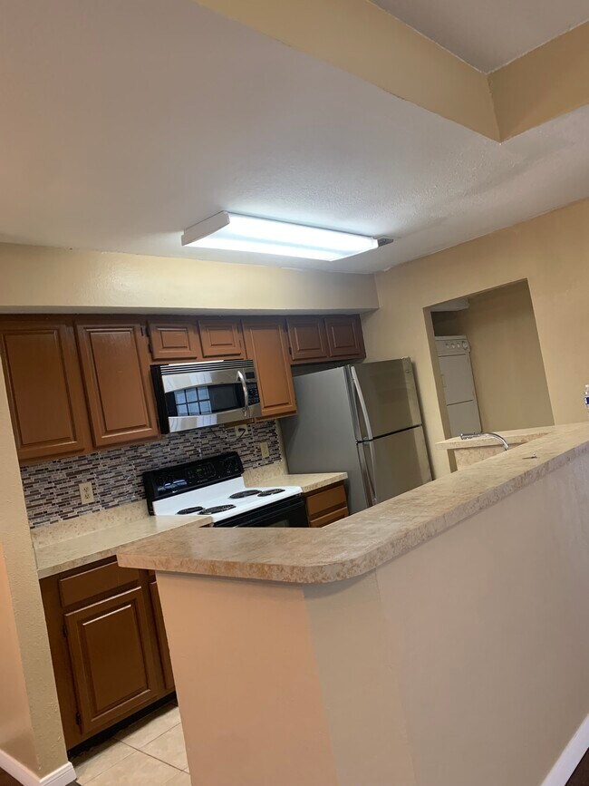 Building Photo - 3414 Country Club Dr W