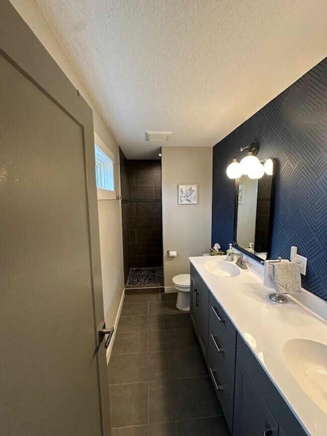 Building Photo - 5 bedrooms 3 bathrooms and a 3-car garage