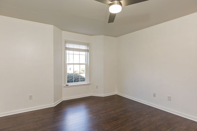 Building Photo - Gorgeous modern Main Level 2 bedroom 2 bat...