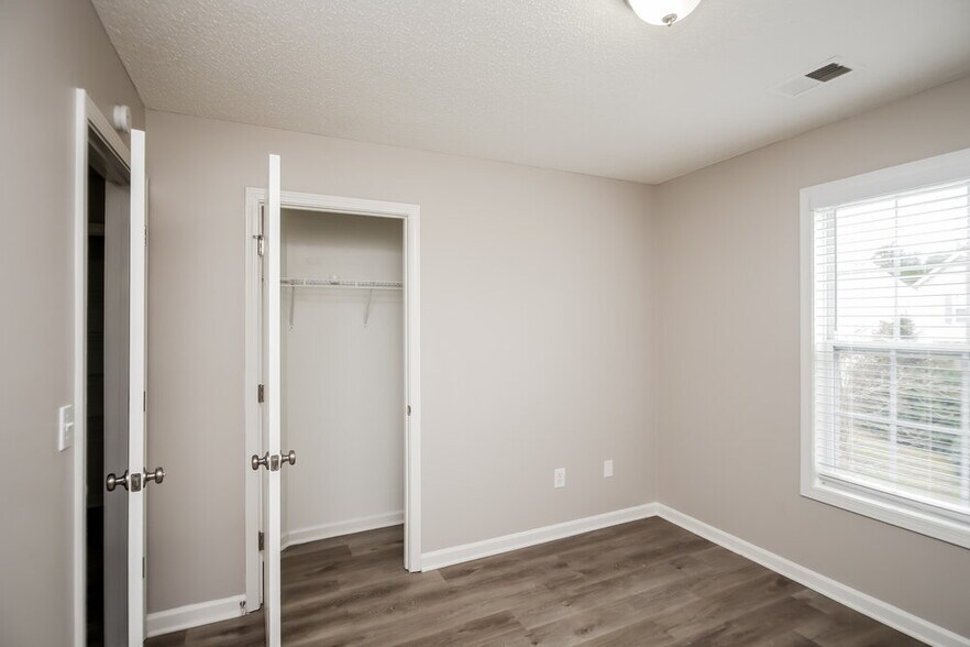 Building Photo - 5727 Newnan Cir