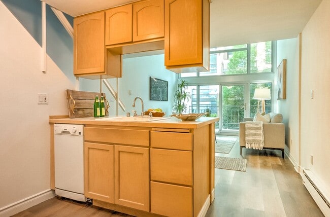 Building Photo - Modern Loft On First Hill!