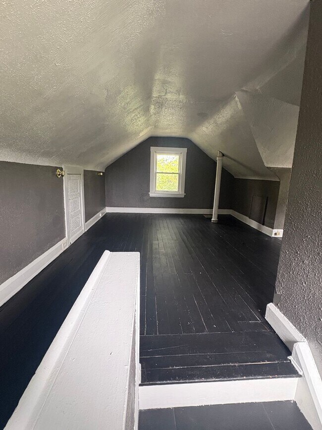 Building Photo - Renovated 3 bedroom house