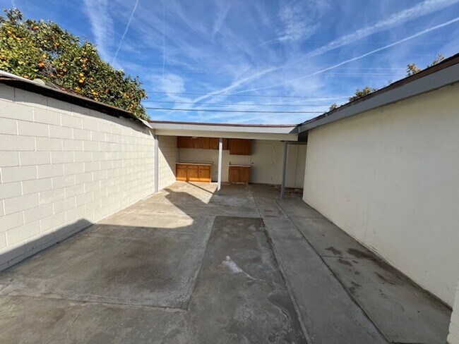 Building Photo - HOUSE