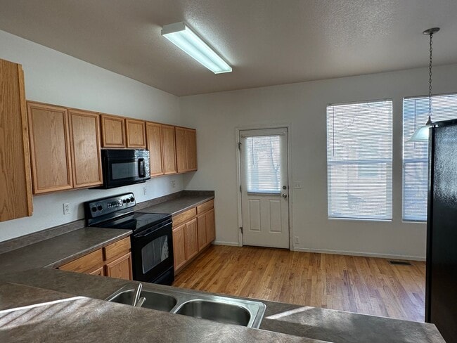 Building Photo - SPACIOUS 3BD/2.5BA TOWNHOME at THE BLUFFS ...