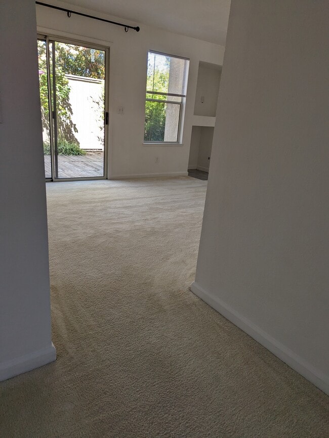 Building Photo - 5 Holtz Ct