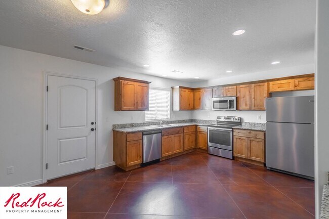 Building Photo - DOG-FRIENDLY 3 Bedroom Townhome with INTERNET INCLUDED!