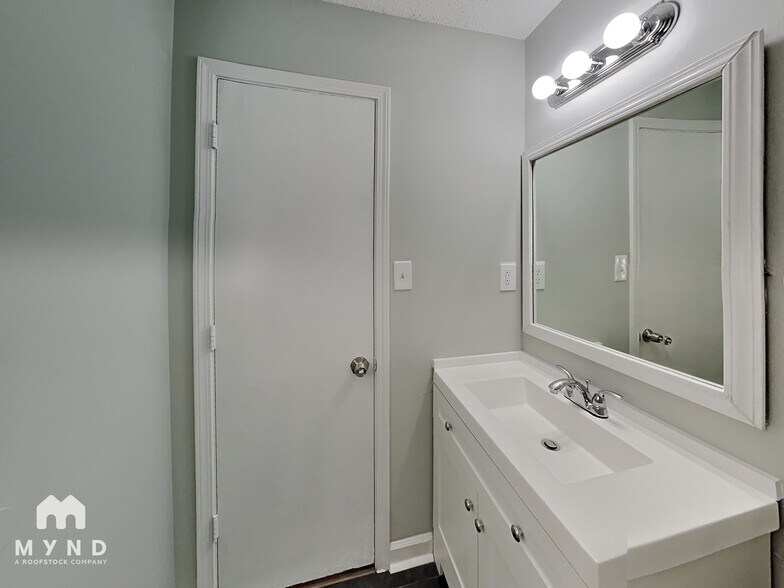 Building Photo - 6919 Glenwick Dr