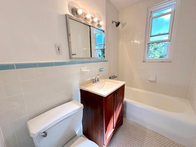 Building Photo - 2 bedroom in SUNNYSIDE NY 11104