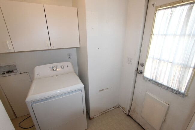 Building Photo - Bright 3-Bedroom Home with Fenced Yard + Detached 2-Car Garage