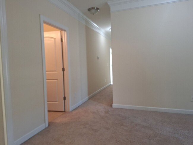 Building Photo - MARCH MOVE IN SPECIAL - $300 off FIRST FUL...