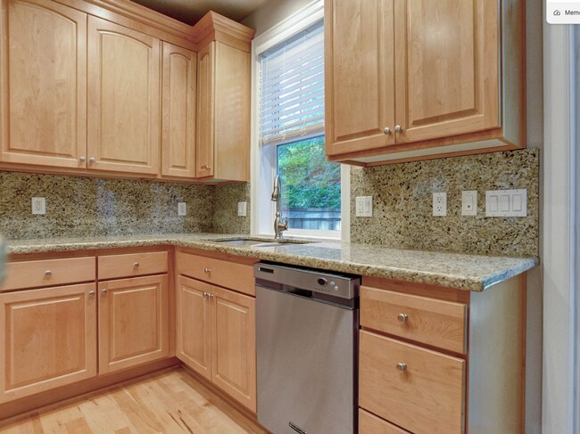 Building Photo - Pristine Spacious 3 Bedroom Lake Oswego Townhome | Skylights, High Ceilings, and Mt. Park Trails ...