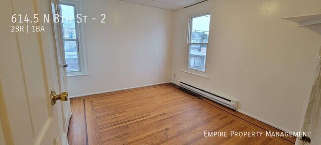 Building Photo - 2nd Floor 2 Bedroom 1 Bathroom Apartment i...