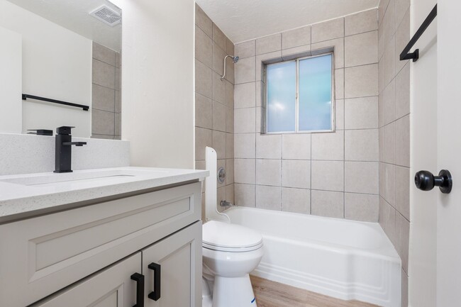 Building Photo - Renovated 2BR in Milwaukie