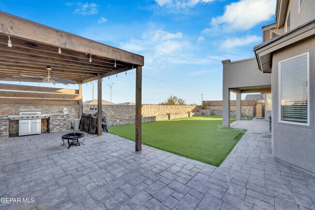 Building Photo - 912 Crystal Deer Dr