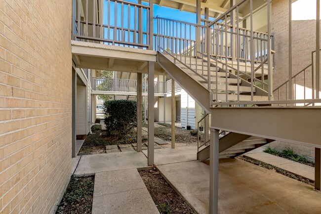 Building Photo - 1 Bedroom Condo upstairs Near Our Lady of ...