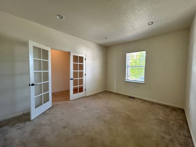 Building Photo - Spacious 5-Bedroom House with Large Fenced Yard