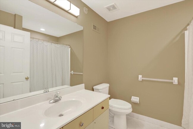 Building Photo - 102 Julian Dr E