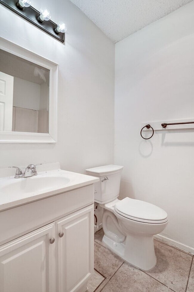 Building Photo - 907 Fieldwood Dr