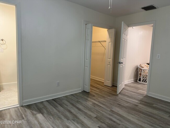 Building Photo - 4900 S Lakewood Dr