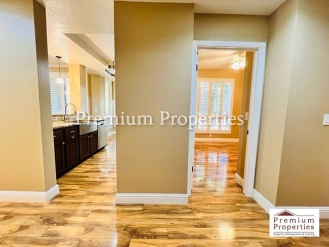 Building Photo - Beautiful 2BD/2BA Condo Unit in the Gated Community of Lakemont at Canyon Lakes- San Ramon