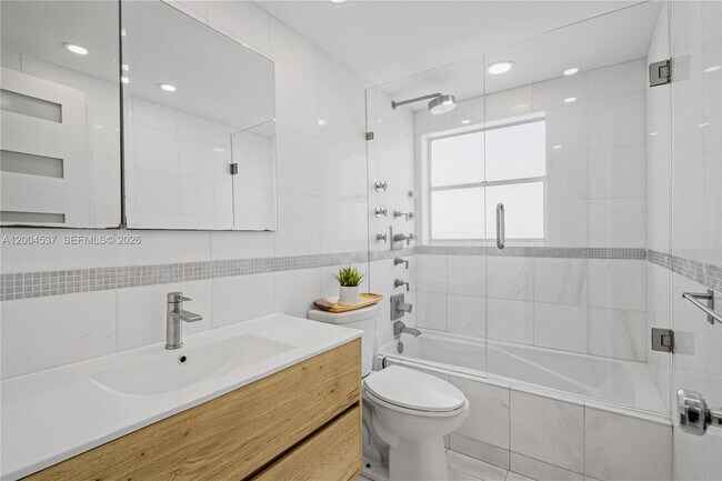 Building Photo - 1881 Washington Ave