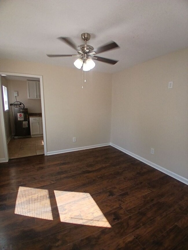 Building Photo - Newly Renovated 2 bedrrrom 1 bath duplex