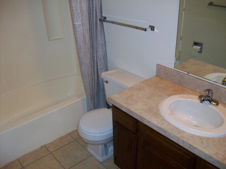 Building Photo - 2208 E Divide Ave