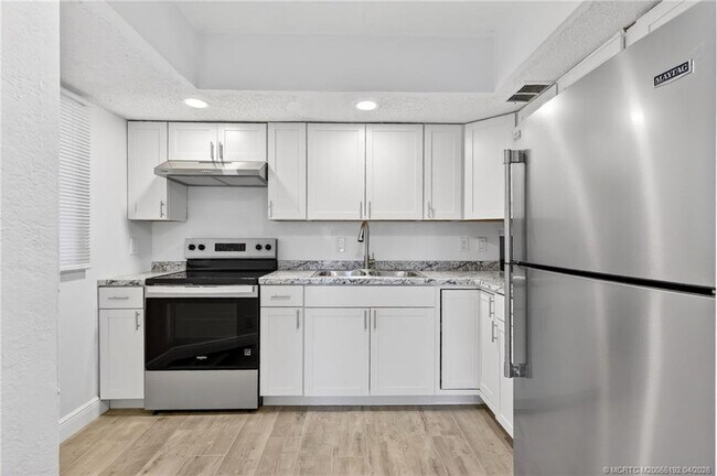 Building Photo - 1564 SE Royal Green Cir