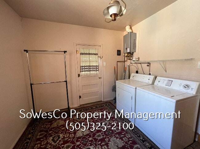 Building Photo - FULLY FURNISHED  3 Bedroom - Short or Long...
