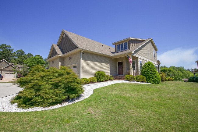 Building Photo - Charming End-Unit Townhome in Southern Pines