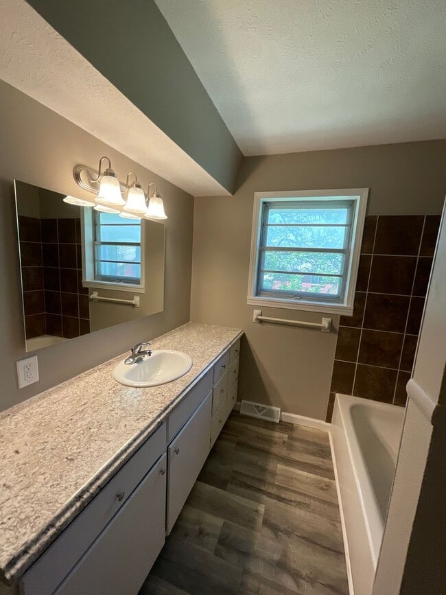 Building Photo - 3 bedroom 2 bathroom house for rent