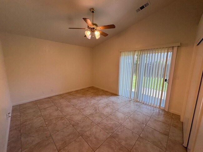 Building Photo - NE Visalia home Rent Ready!