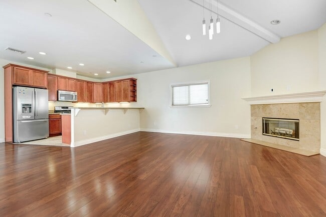 Building Photo - Spacious 3 Bedroom 2.5 Bath Available Now!